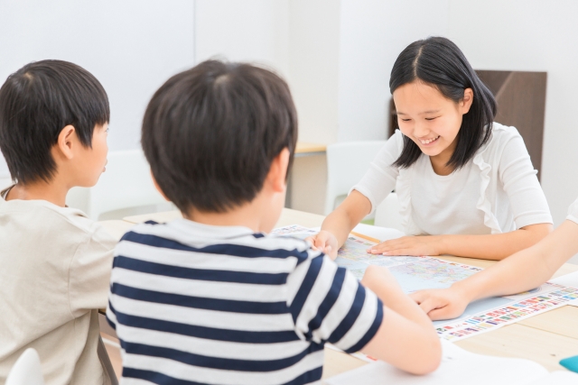 楽しく勉強する子供たち